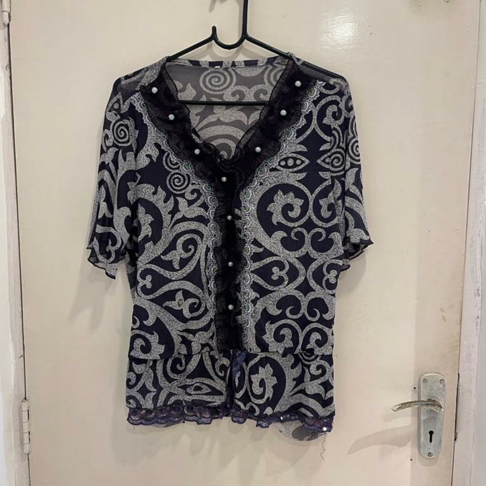 Purple lace top with pearl detailing - Picture 13 of 15